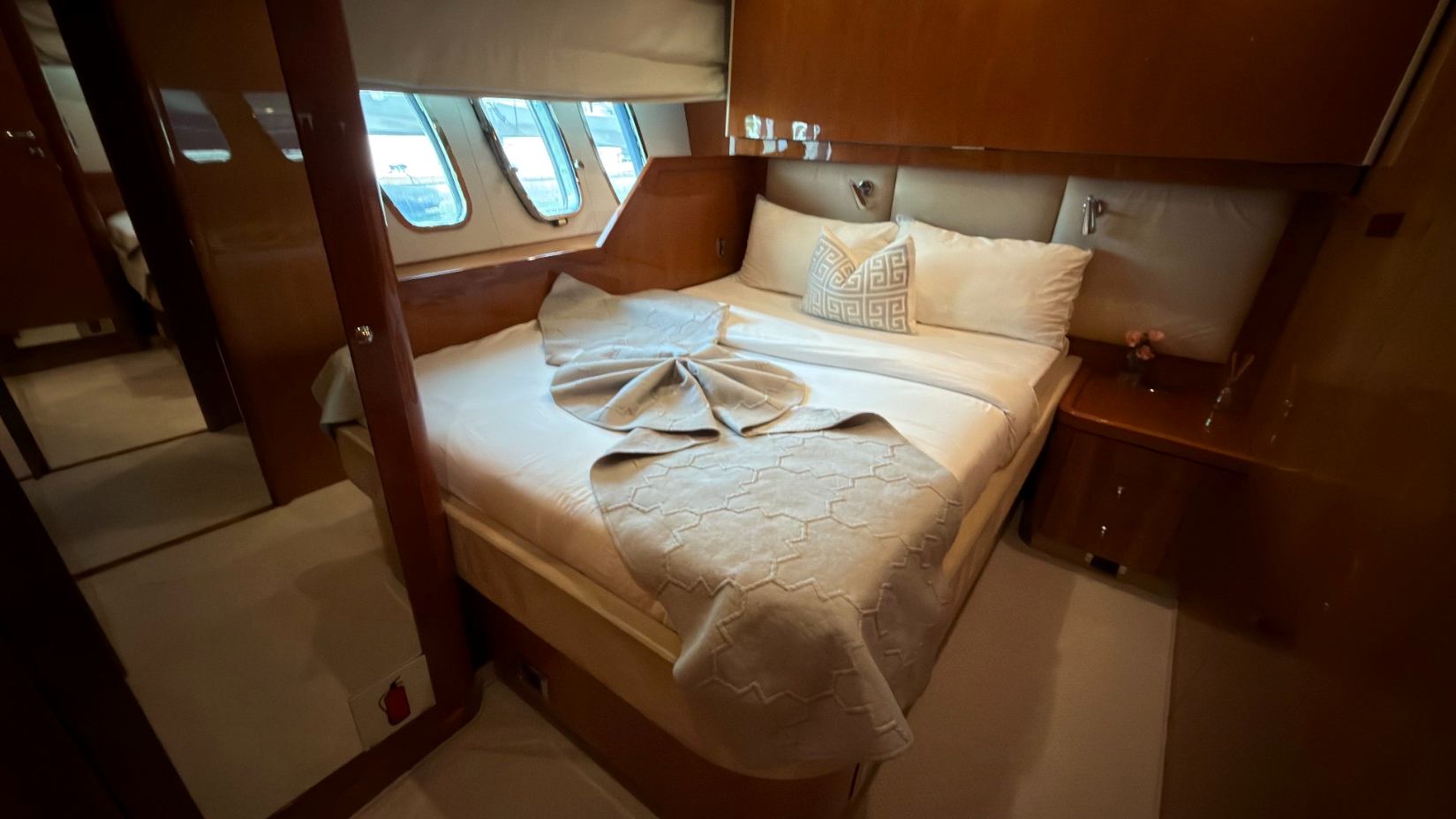 Sunseeker Aarna (90 ft) — image 9