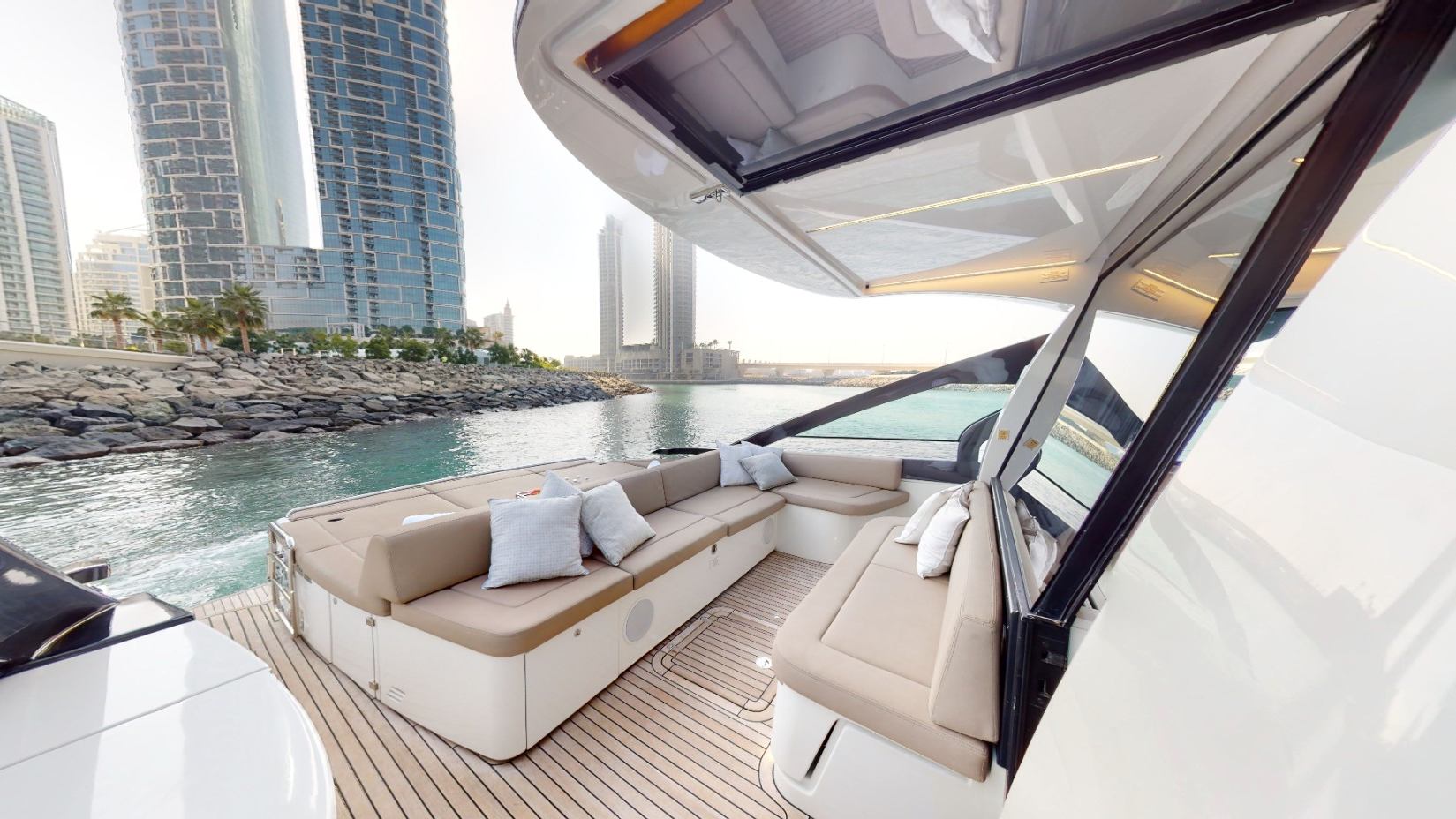 Pershing 5X Pearl White (52 ft) — image 2