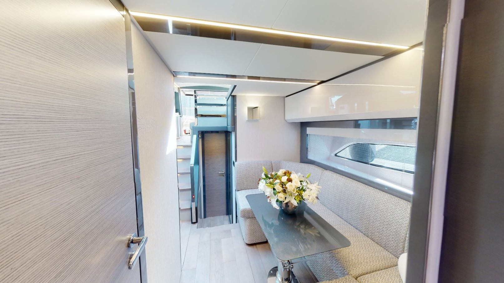 Pershing 5X Pearl White (52 ft) — image 10