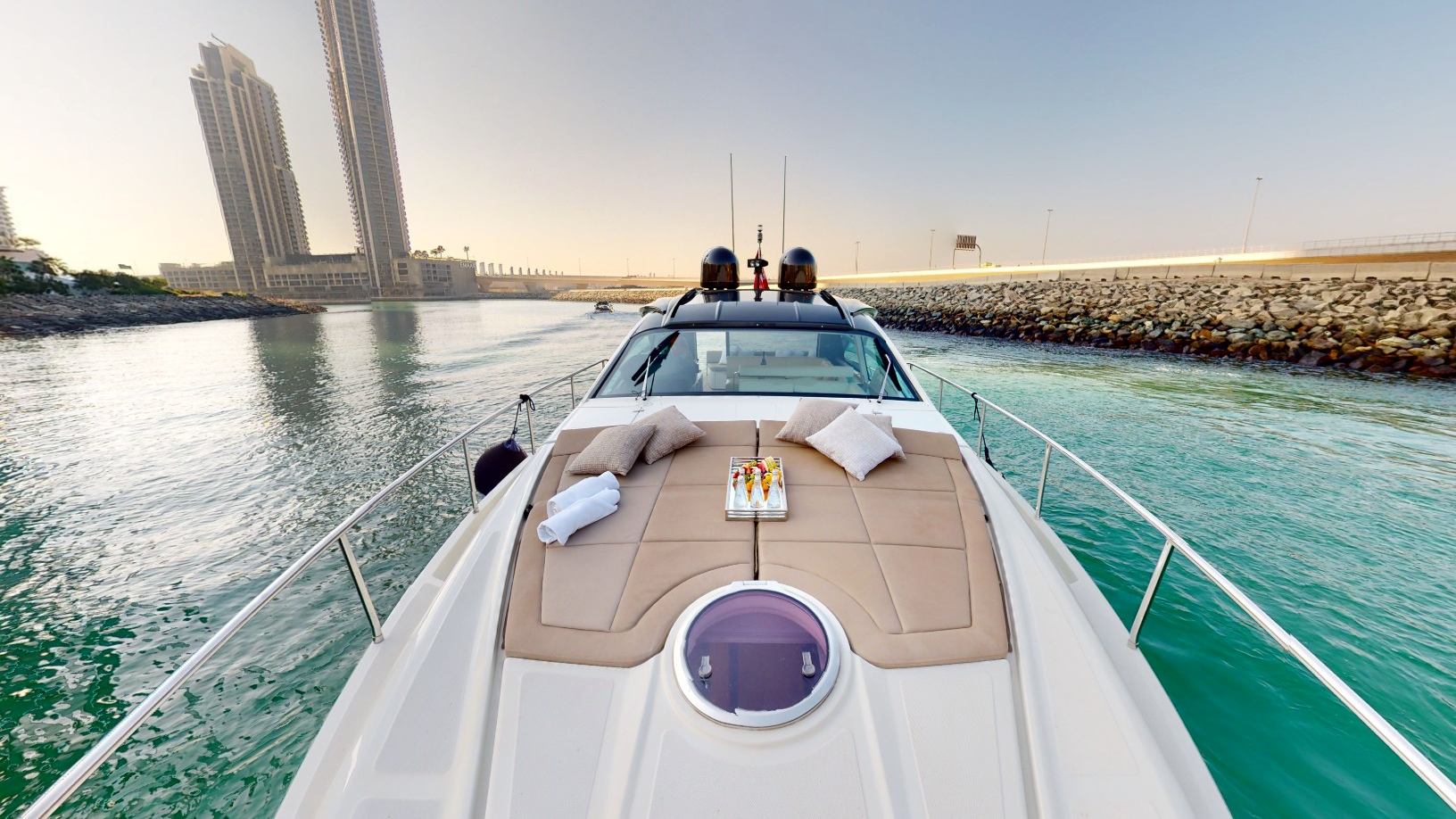 Pershing 5X Pearl White (52 ft) — image 3