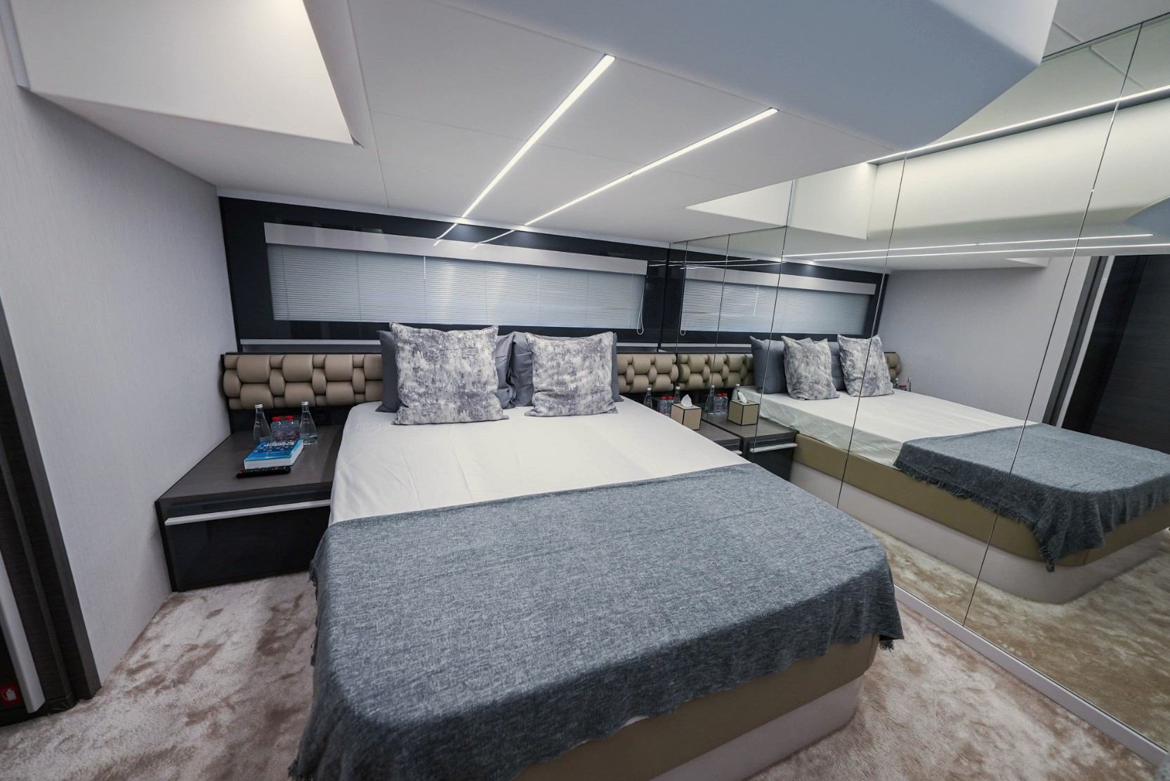 Pershing 5X Pearl White (52 ft) — image 4