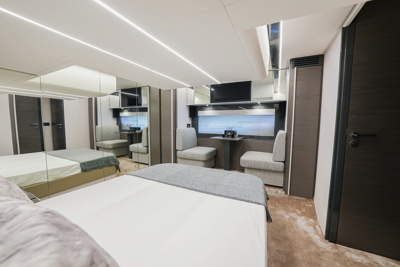 Pershing 5X Pearl White (52 ft) — image 12